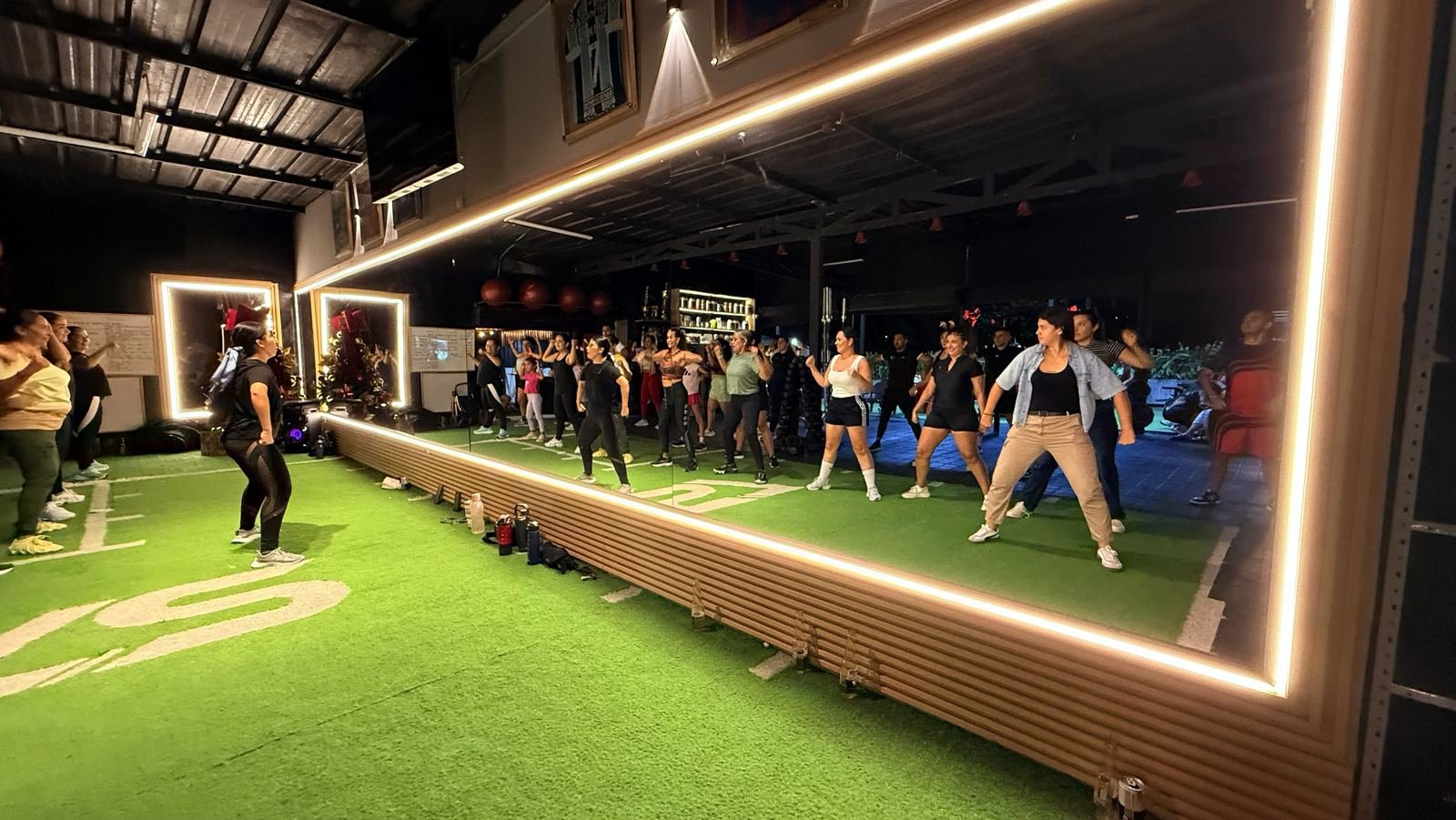Clase grupal en el gimnasio de S7