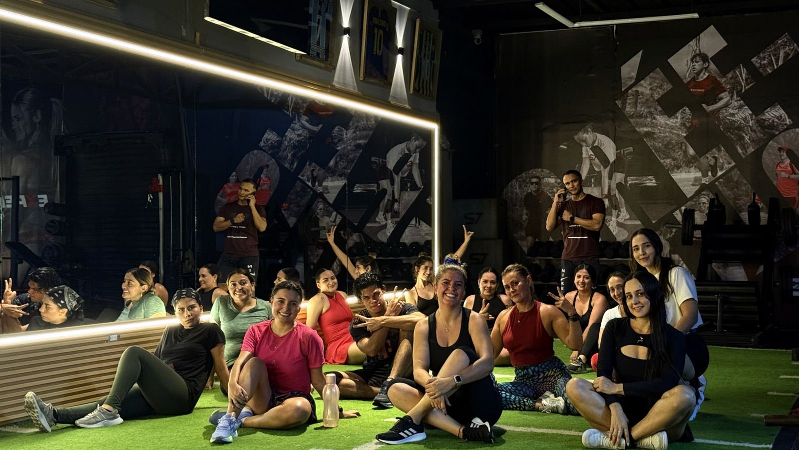 Grupo de mujeres sonriendo después de entrenar en el gimnasio de S7