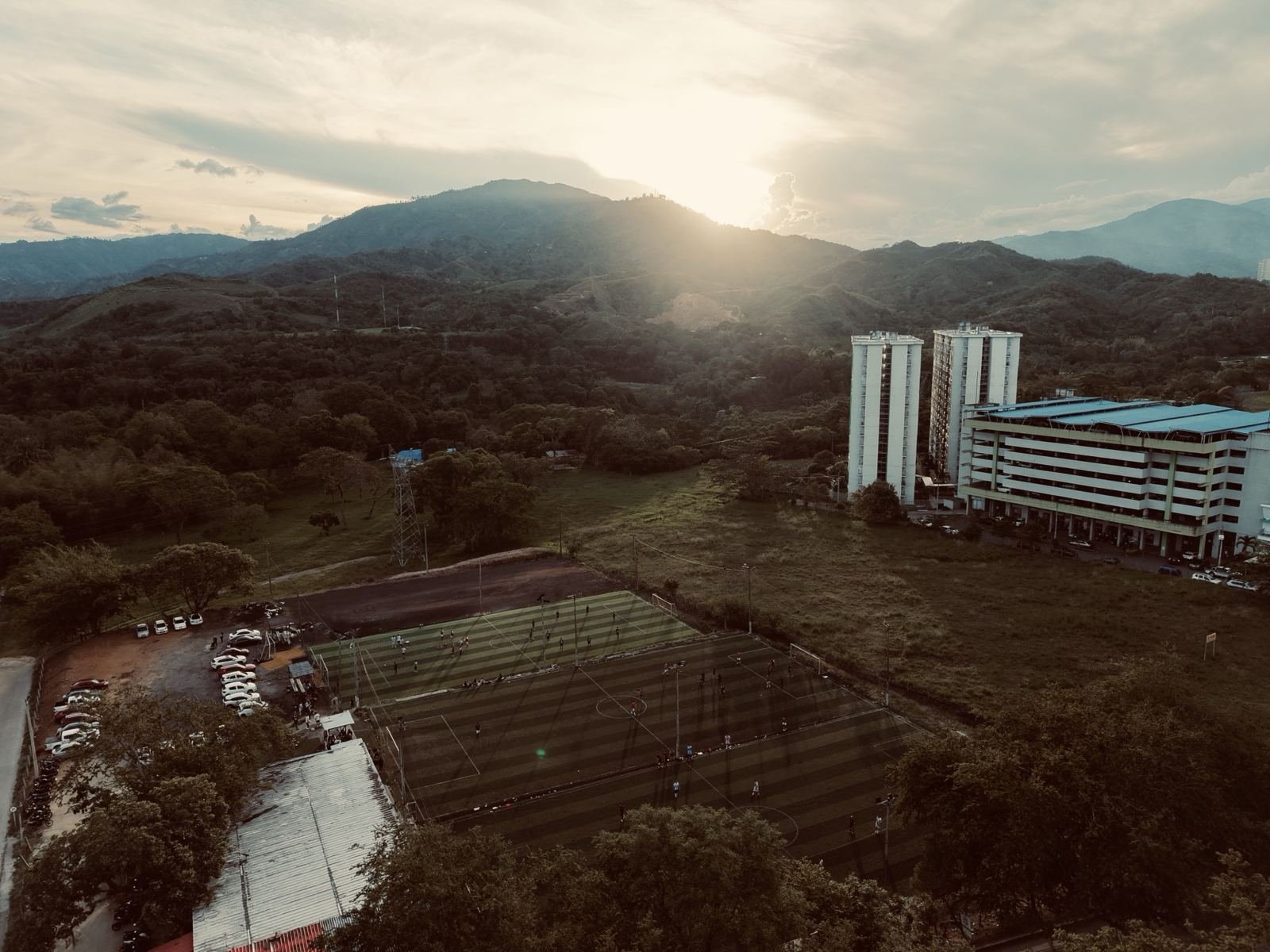 Vista aérea de las canchas de S7 al atardecer con las montañas de Ibagué